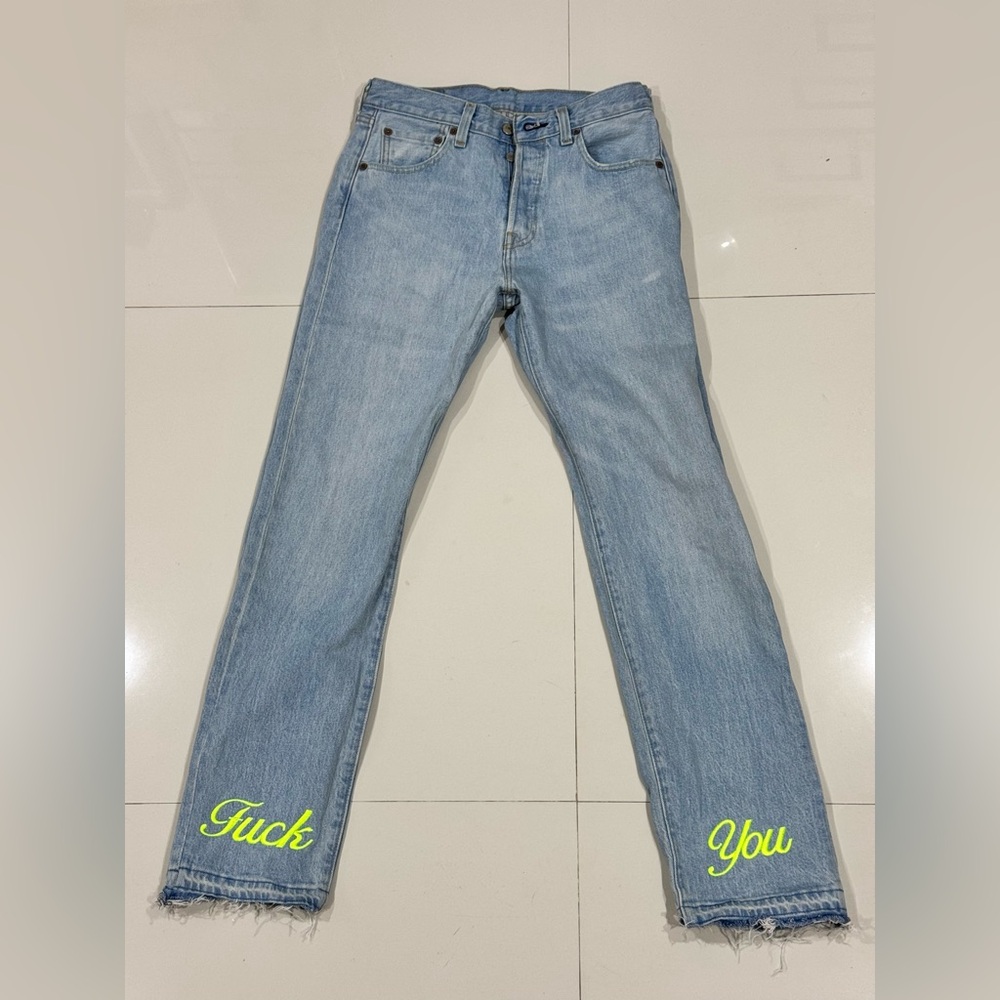 Levi’s jeans with embroidered“Fu ck Y ou”
